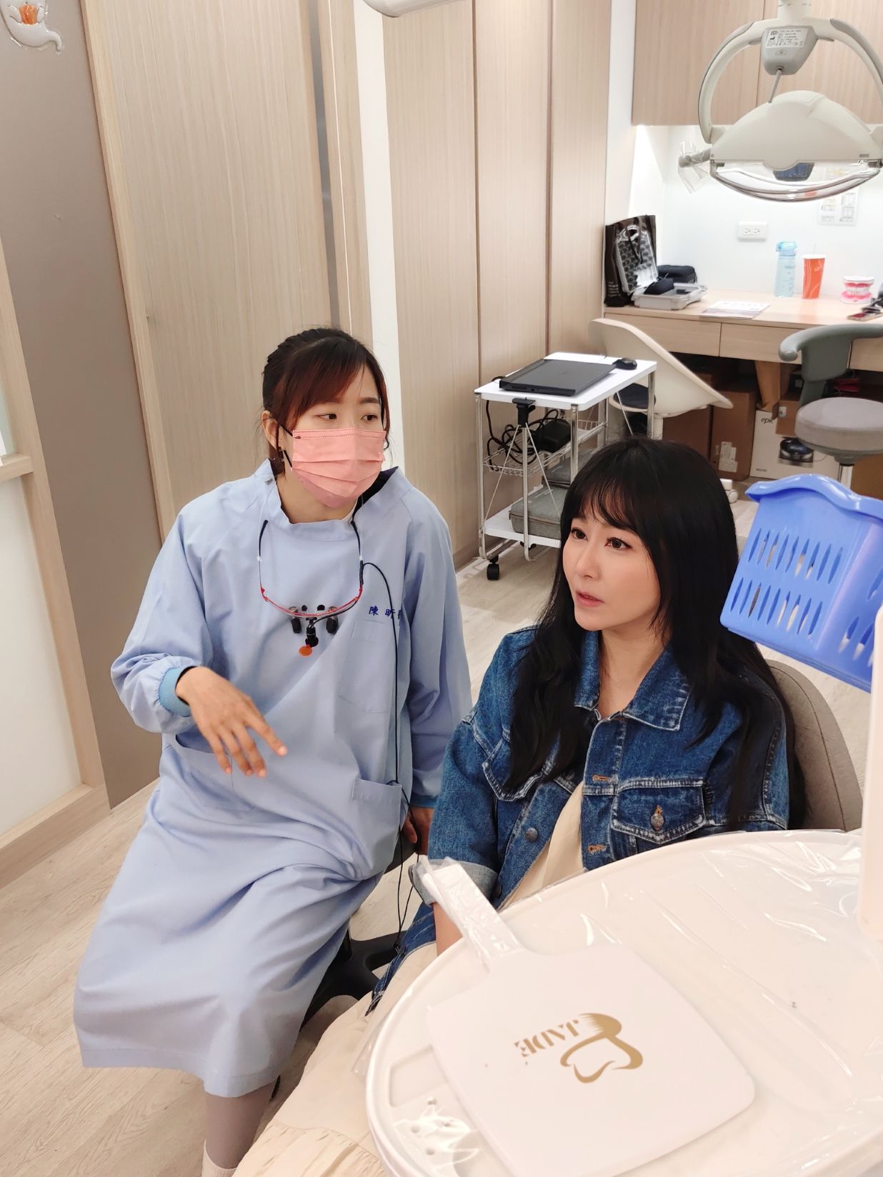 醫師與小美說明3D齒雕的過程